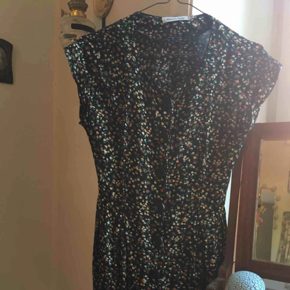 Såå fin småblommig vintageklänning från Rules by Mary. I mycket gott skick! Svårfotograferad, men vill du se bättre bilder kan jag säkert fixa det:). Klänningar.