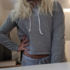  - Tunnare croppad hoodie från H&M. Pris kan diskuteras 😊