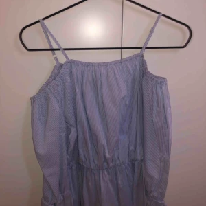  - Fin blåvit randig blus från BikBok💙