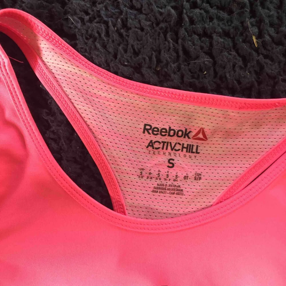 Rosa tränings linne från Reebok använd/tvättad  fåtal gånger men är inte riktigt min färg 😊. Toppar.