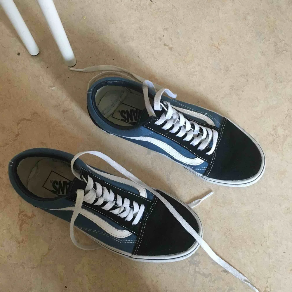 Vans old skool, använda ett fåtal gånger men säljer pågrund av att de är lite för stora för mig. Sulan i den vänstra skon har släppt lite, se bild. Men annars är de i fint skick. köparen står för frakt . Skor.