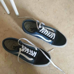  - Vans old skool, använda ett fåtal gånger men säljer pågrund av att de är lite för stora för mig. Sulan i den vänstra skon har släppt lite, se bild. Men annars är de i fint skick. köparen står för frakt 