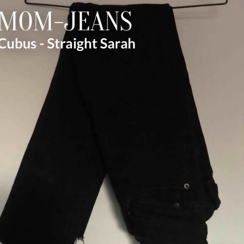 Stretchigt denim från Cubus med rough edges nedtill i modellen Straight Sarah. W26, men skulle säga att den passar allt från W25-28 då de är så pass stretchiga. Mid Waist.. Jeans & Byxor.