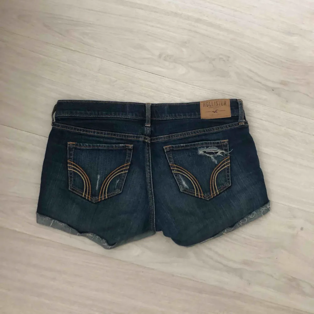 Fina jeansshorts från Hollister.  Betalning via swish och frakt ingår.  (priset kan diskuteras)   . Shorts.