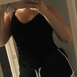  - En svart body som har tyget sammet, man kan dra åt banden om man skulle vilja det, frakt till kommer om man ej kan komma till Norrköping o få direkt, vi kan diskutera priset om det skulle vara så