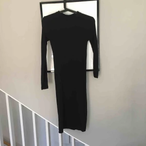  - Lång figurnära klänning från h&m. Använd ett fåtal gånger. Storlek small