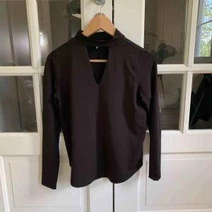  - Superskön tröja med en cut-out under kragen. Använd 2 gånger. Frakt tillkommer