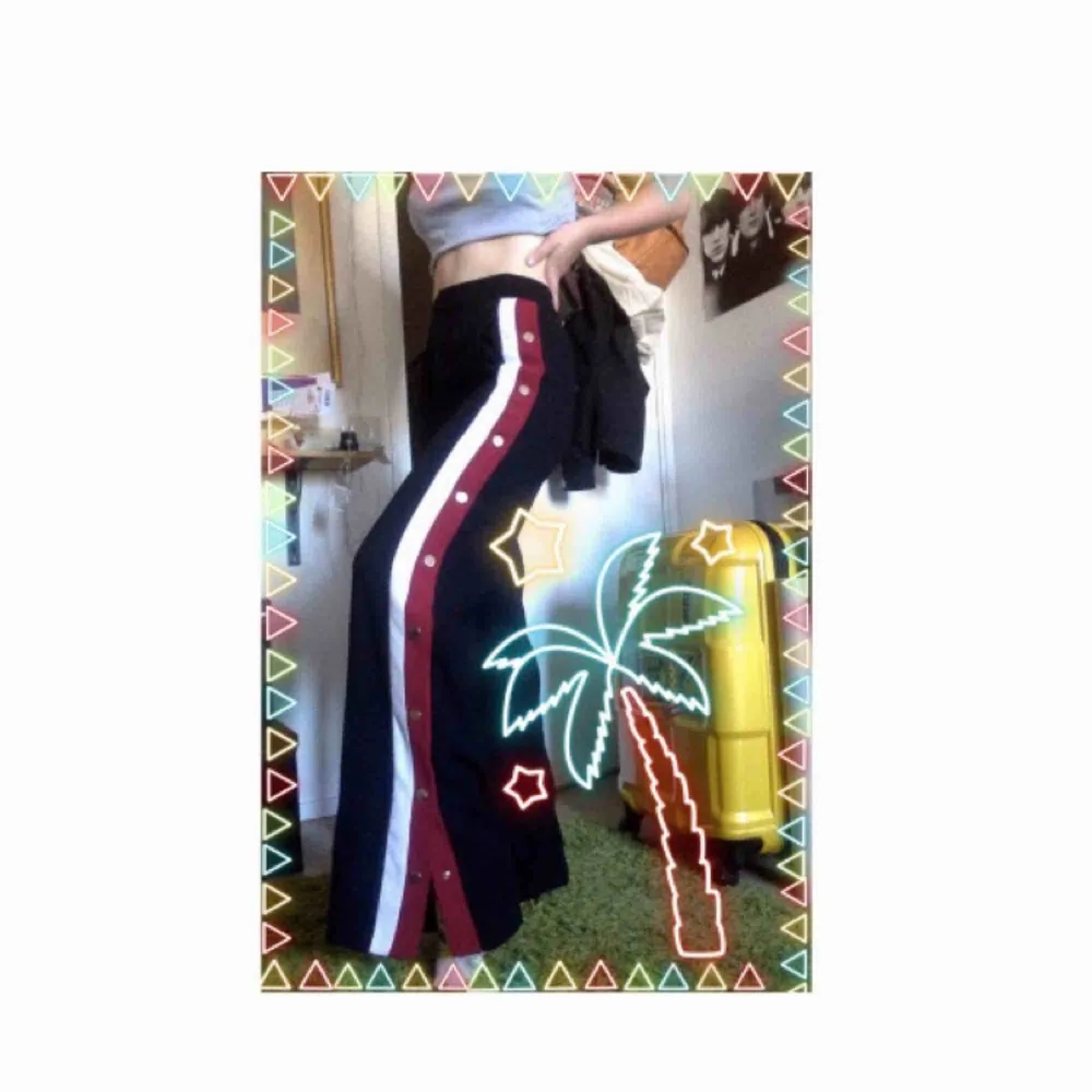 ❣️ Skitsnygga byxor från Zara ❣️ Lite för långa på mig som är 172cm !!  Köpta på plick, men i mycket bra skick :) Köpta för 200, frakt ingår 💖. Jeans & Byxor.