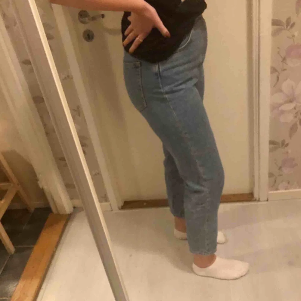 Superfina och bekväma mom jeans från bikbok. Säljer pga har två stycken i denna modellen.. Jeans & Byxor.