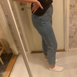 Jeans från Bik Bok - Superfina och bekväma mom jeans från bikbok. Säljer pga har två stycken i denna modellen.