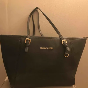  - En oäkta MK väska. Bra skick, mycket utrymme