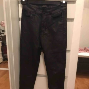  - Snygga (fake) skinn byxor från jfr i storlek S. Väl använda men fortfarande lika snygga. Kan mötas i göteborg annars står köpare för frakten!!
