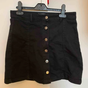  - Finaste kjolen, man kan både ha knapparna framåt men också åt sidan. Ger också en jättebra passform! Skriv för fler bilder