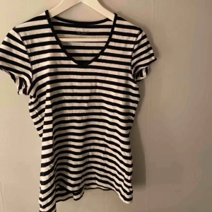  - Randig basic tshirt. Vet inte märket.