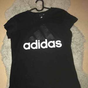 Svart Adidas t-shirts, oanvänd 😊 skickat flera bilder om du är intresserad 