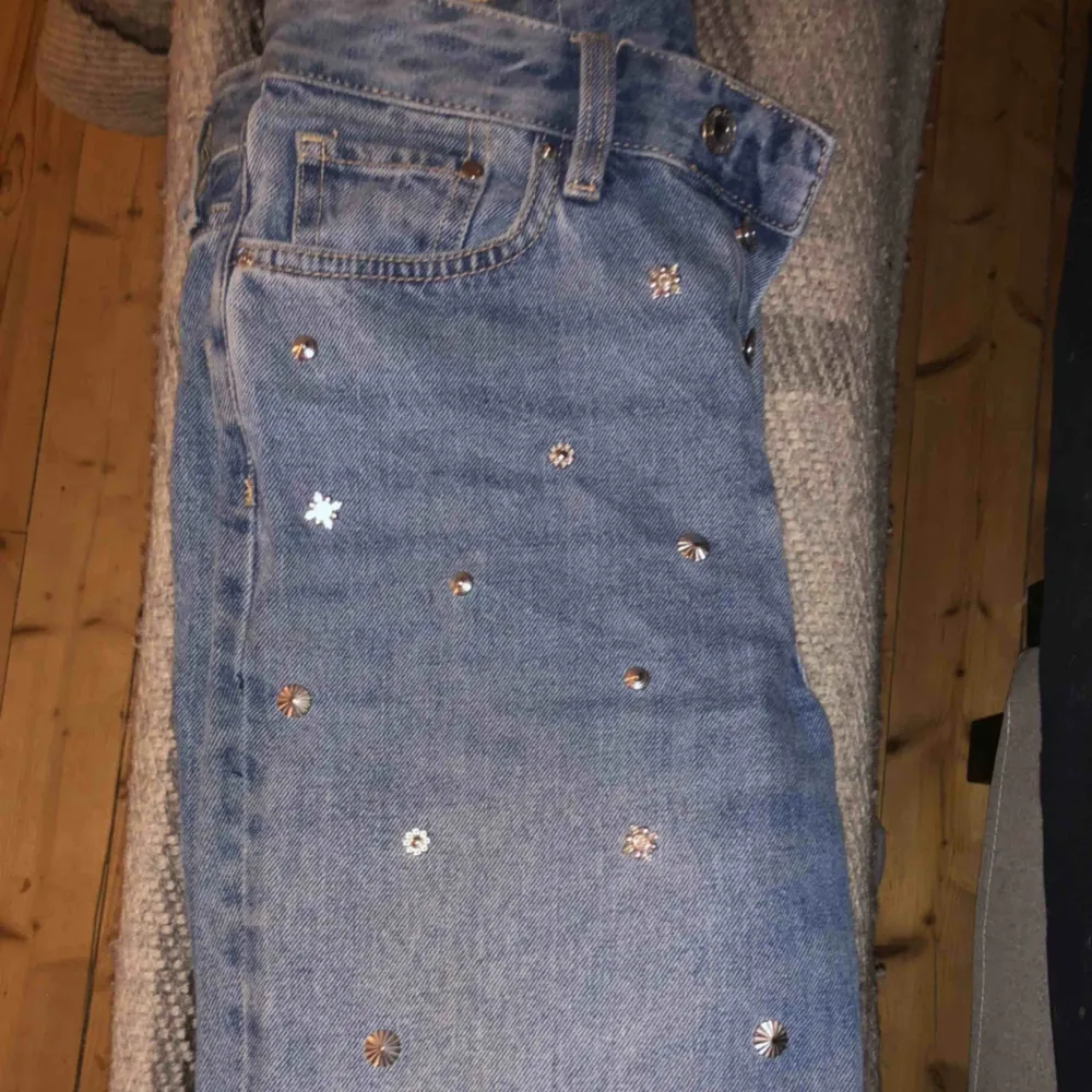 Superfina momjeans från hm, tyvärr för små för mig, köparen står för 🚚🥰. Jeans & Byxor.