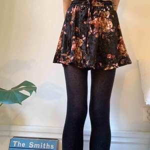 Blommig minikjol i sammet från Urban outfitters, aldrig använd🌺🌸🌹