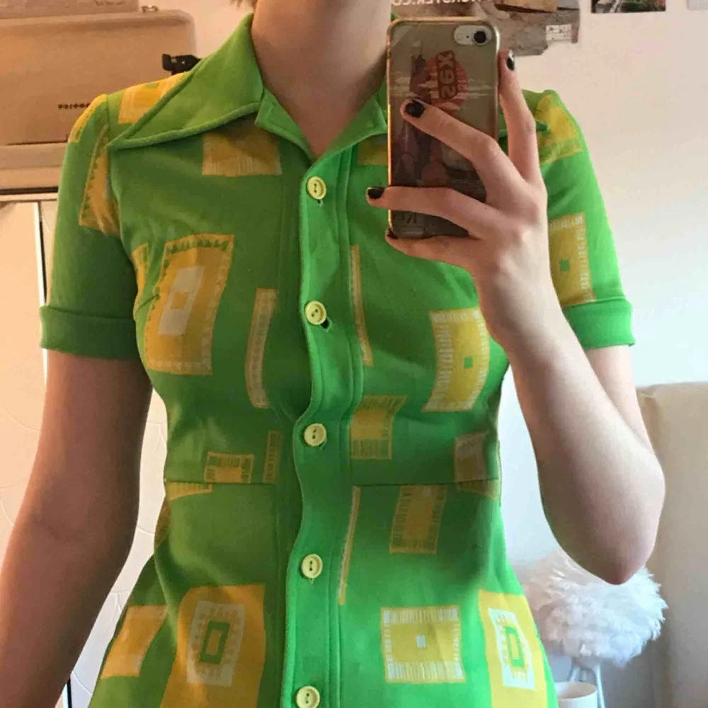 En skitcool grön tröja med gula detaljer och nervikt krage.  Passar bäst storlek S. Möts upp i Stockholm.  Kan skickas mot fraktkostnad❤️ . T-shirts.