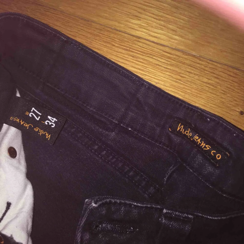 Nudie jeans som har en svart nyans. Mycket bra skick, de är tyvärr för små därför säljer jag dem. Originalpris: 900kr Waist: 27 Längd: 34. Jeans & Byxor.