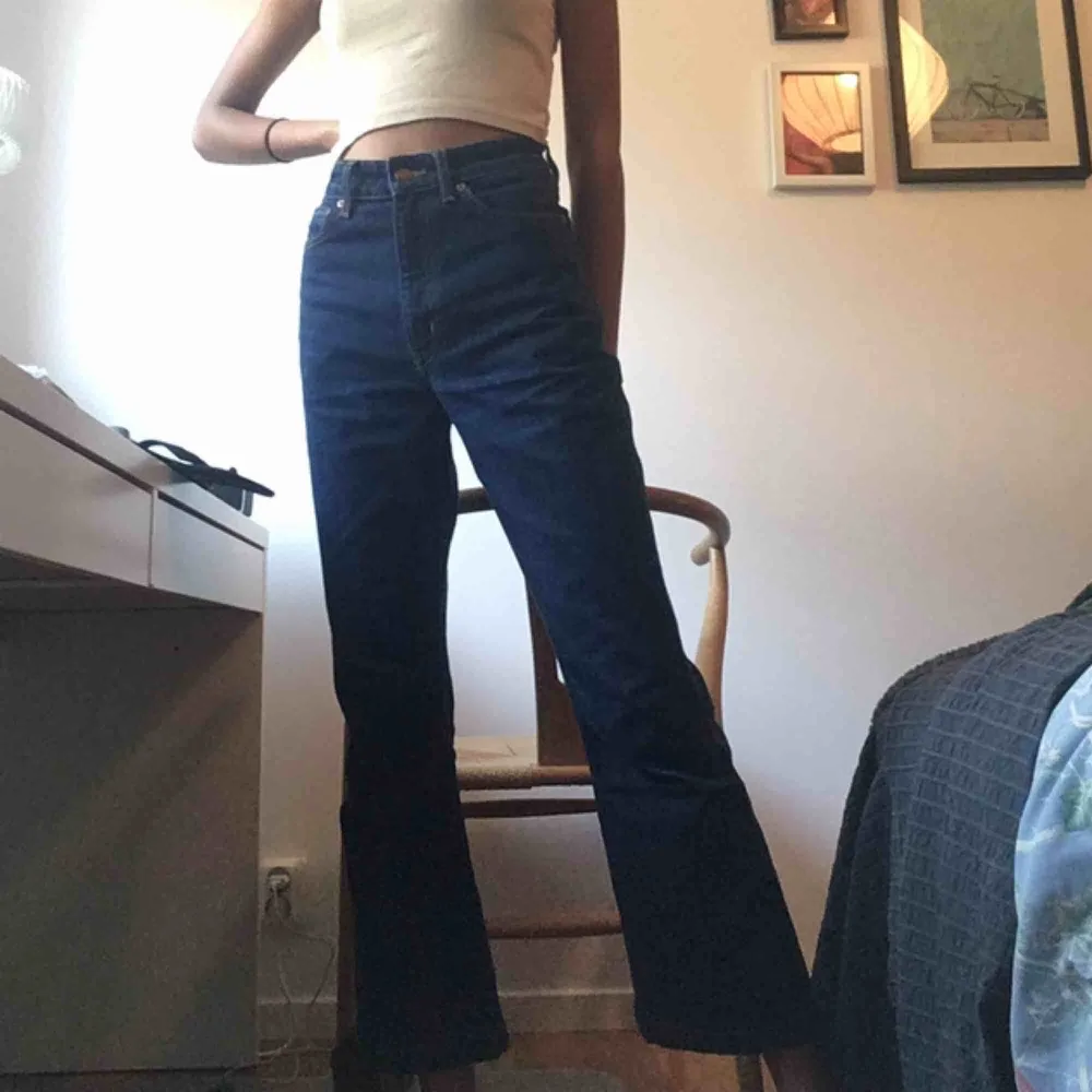Säljer ett par supersnygga, utsvängda, mörkblå jeans. Köpta secondhand, men ser ut som nya! De är aningen för stora för mig (jag  är en storlek 34) så de skulle passa perfekt på en 36:a. Pris går att diskutera😉  Kan mötas runt Stockholm eller frakta. . Jeans & Byxor.