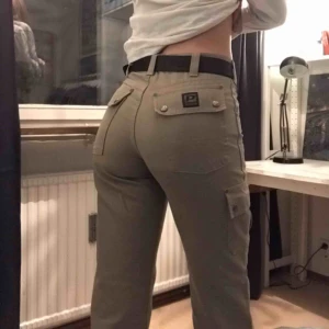  - Jättefina jeans köpta på second hand. Det står 28 men skulle säga 27, har i vanliga fall 28 men dom e lite små. Jag är 166 cm ungefär. 100 inkl frakt