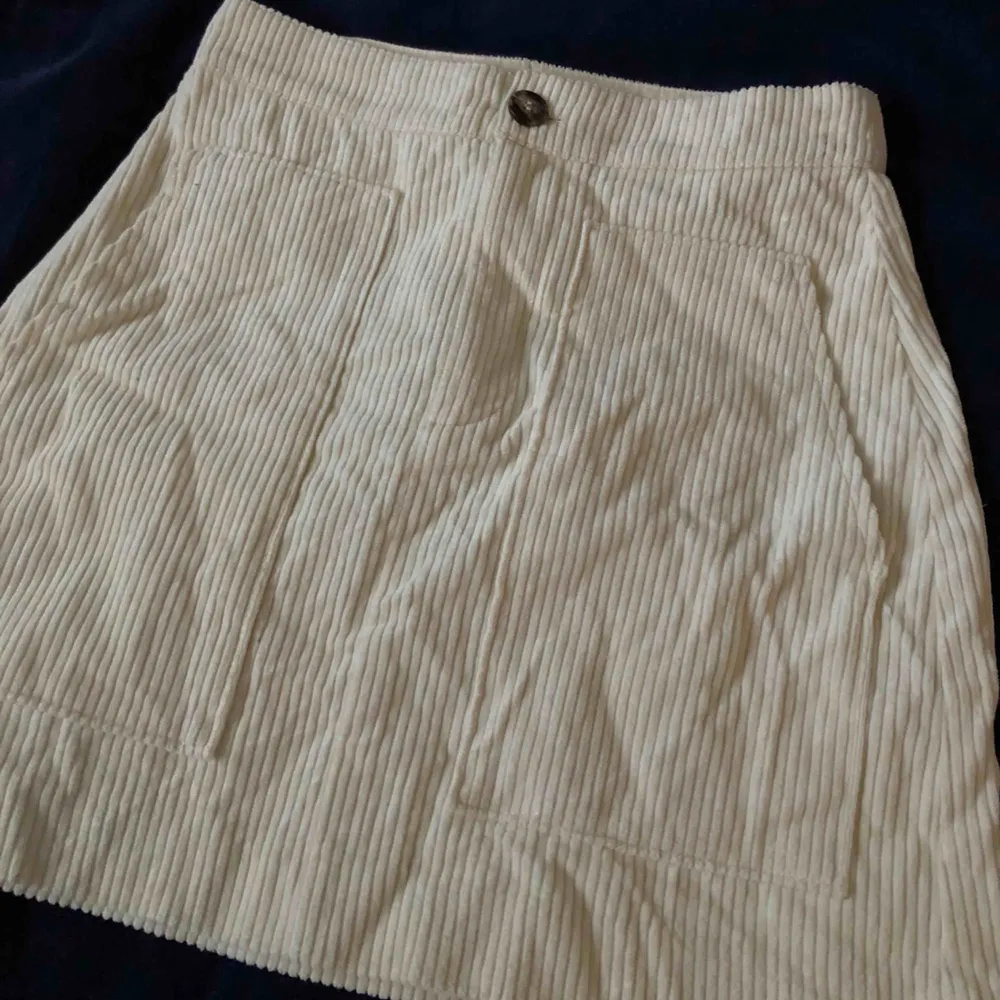 En krämvit Manchester kjol från hm. Säljer då den inte kommer till användning:). Kjolar.