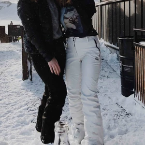  - Dessa super snygga vita skidbyxor är perfekta om du vill vara snyggast i backen! Bekväma och sitter som en smäck! Men tyvärr har de blivit för små för mig!❄️🎿  Kostar nypris 850kr