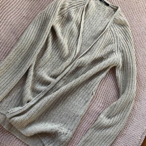  - Beige kofta från Gina tricot, använt skick.