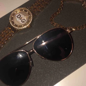  - Säljer min D&G Klocka, armband & Lv brillor  