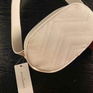  - Midjeväska från nelly, aldrig använd. 