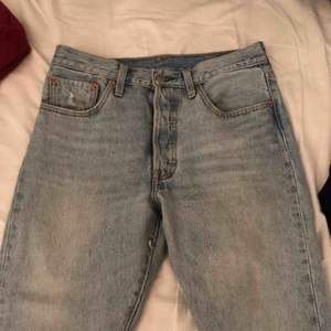 Ett par till fina Levis jeans, ljusblåa. Säljer pågrund av för små i storleken
