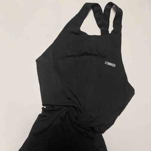 Oanvänt svart linne från Stronger, inbyggd bh, storlek Xs, ordinarie pris 399