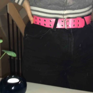  - Neonrosa bälte med öljetter. Bältet är ca. XS-M. Hyfsat använd. Kontakta om du är intresserad!