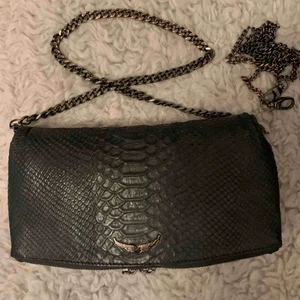  - Kollar intresse på min Zadig då den inte längre kommer till användning tyvärr. Säljer den i befintligt skick då den är ganska använd. Nypris 3600kr