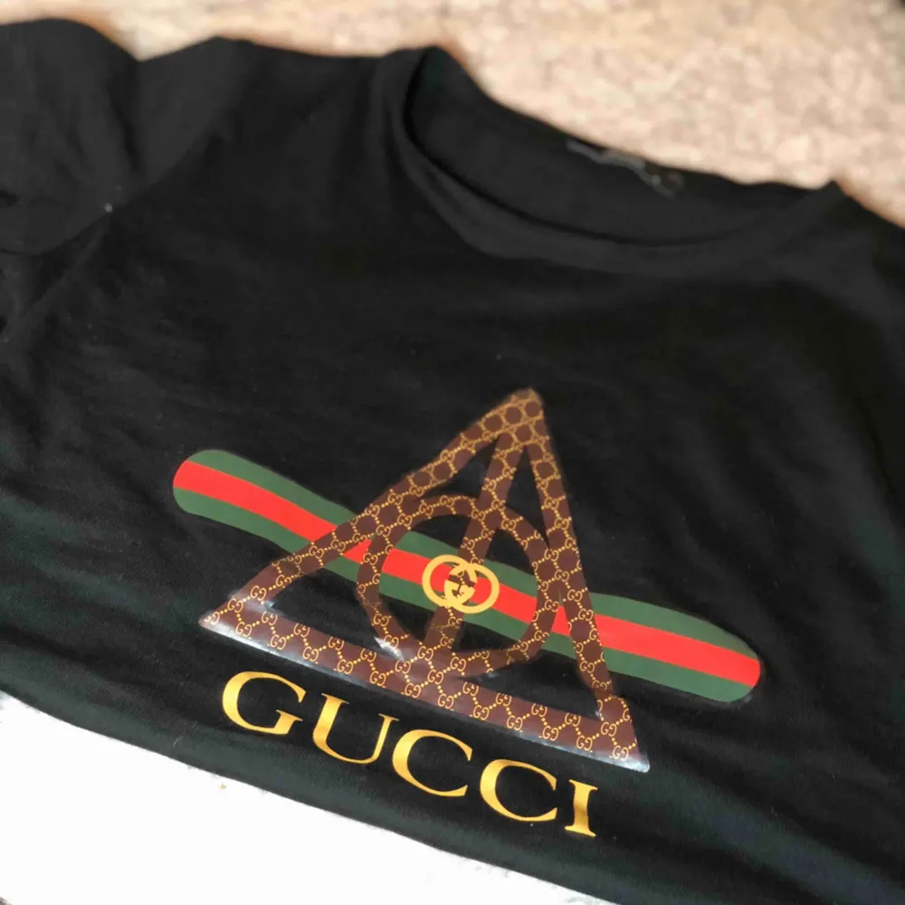 Gucci t-shirt storlek S passar som XS. T-shirts.