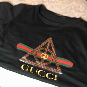 Gucci t-shirt storlek S passar som XS