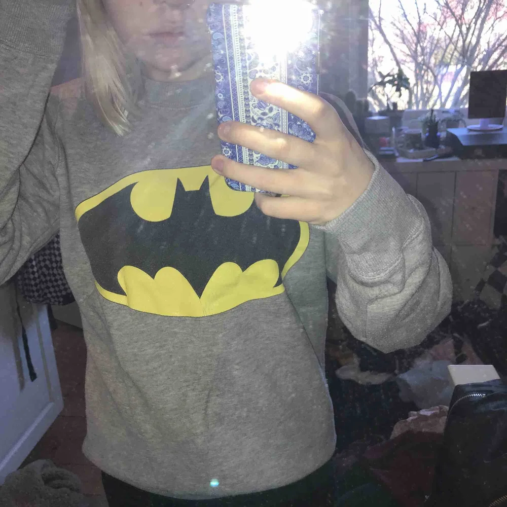 superfin batman sweater som jag aldrig använder längre, det står L på lappen men den är som en xs. Tröjor & Koftor.