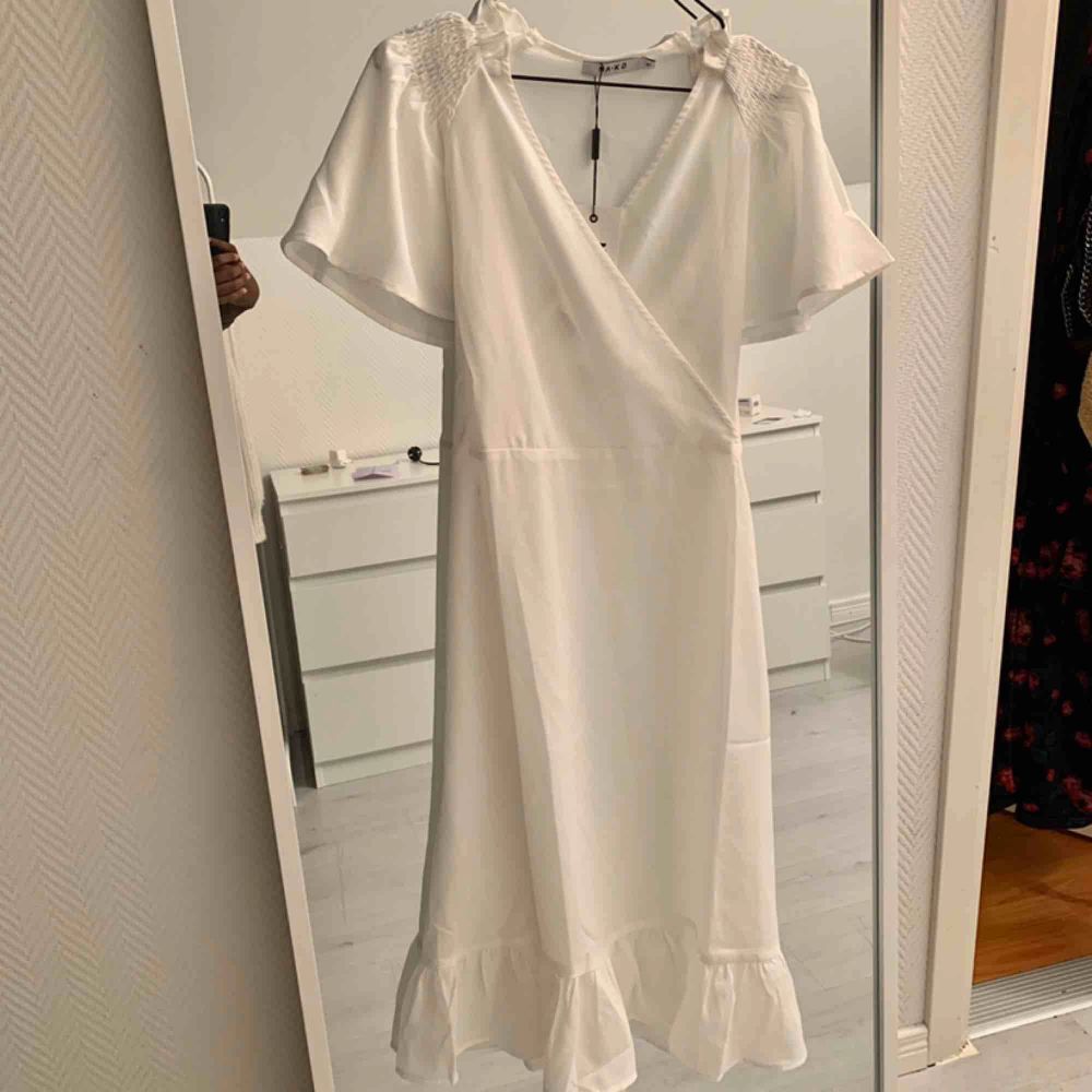 Helt ny vit klänning från NAKD (prislappen finns kvar). Klänningar.