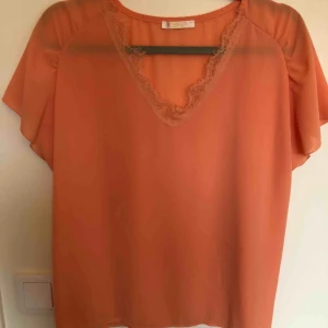  - Jättefin orange blus från Mirelle. Känns lyxig och sval mot huden. Perfekt till vår och sommar.  Köparen står för frakten. 