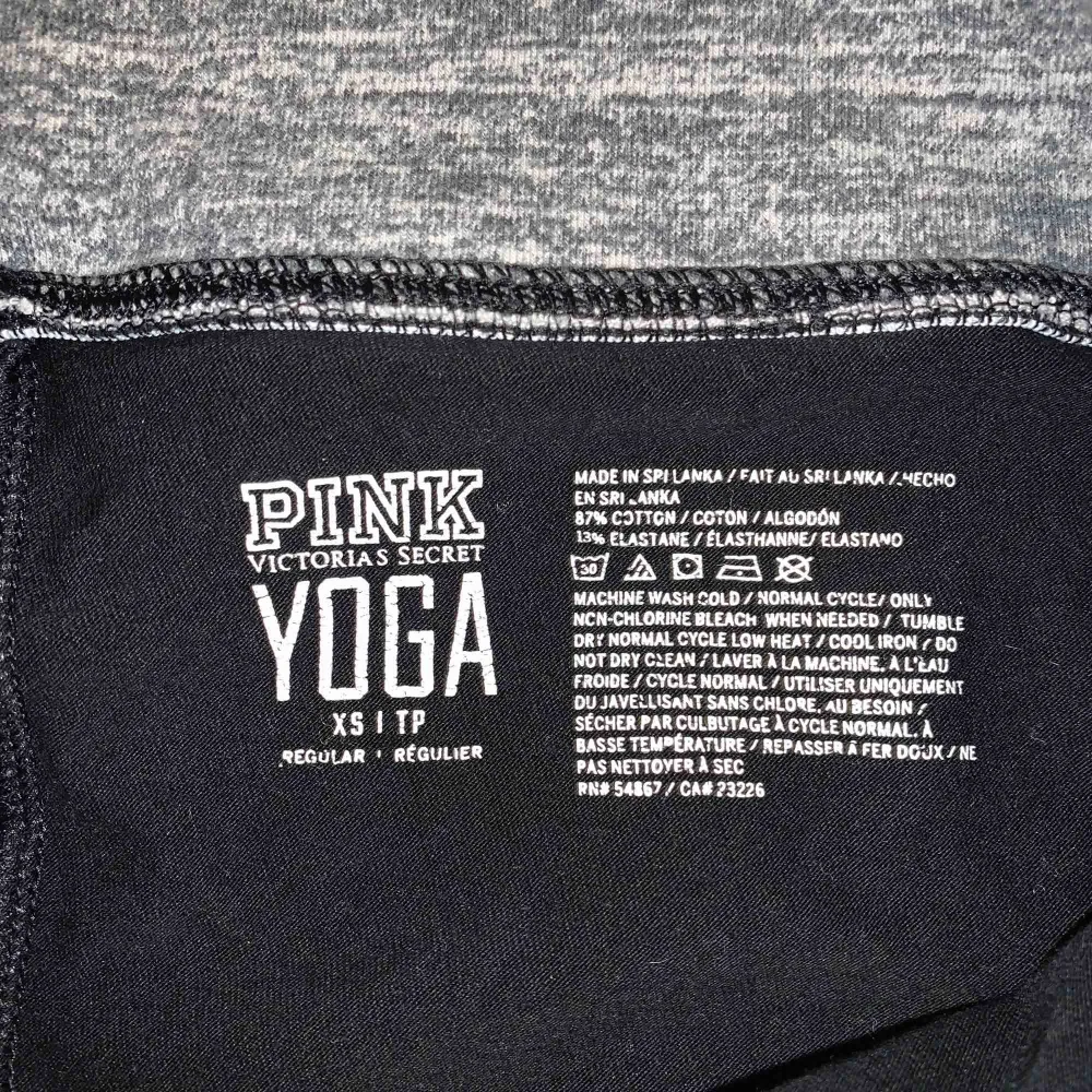 Säljer mina Victoria’s secret PINK yogapants. Vissa slitningar på trycket, vilket syns på sista bilden. . Jeans & Byxor.