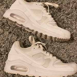 - Vita Nike air max command i bra skick! Storlek 38 & använda ett par gånger. 