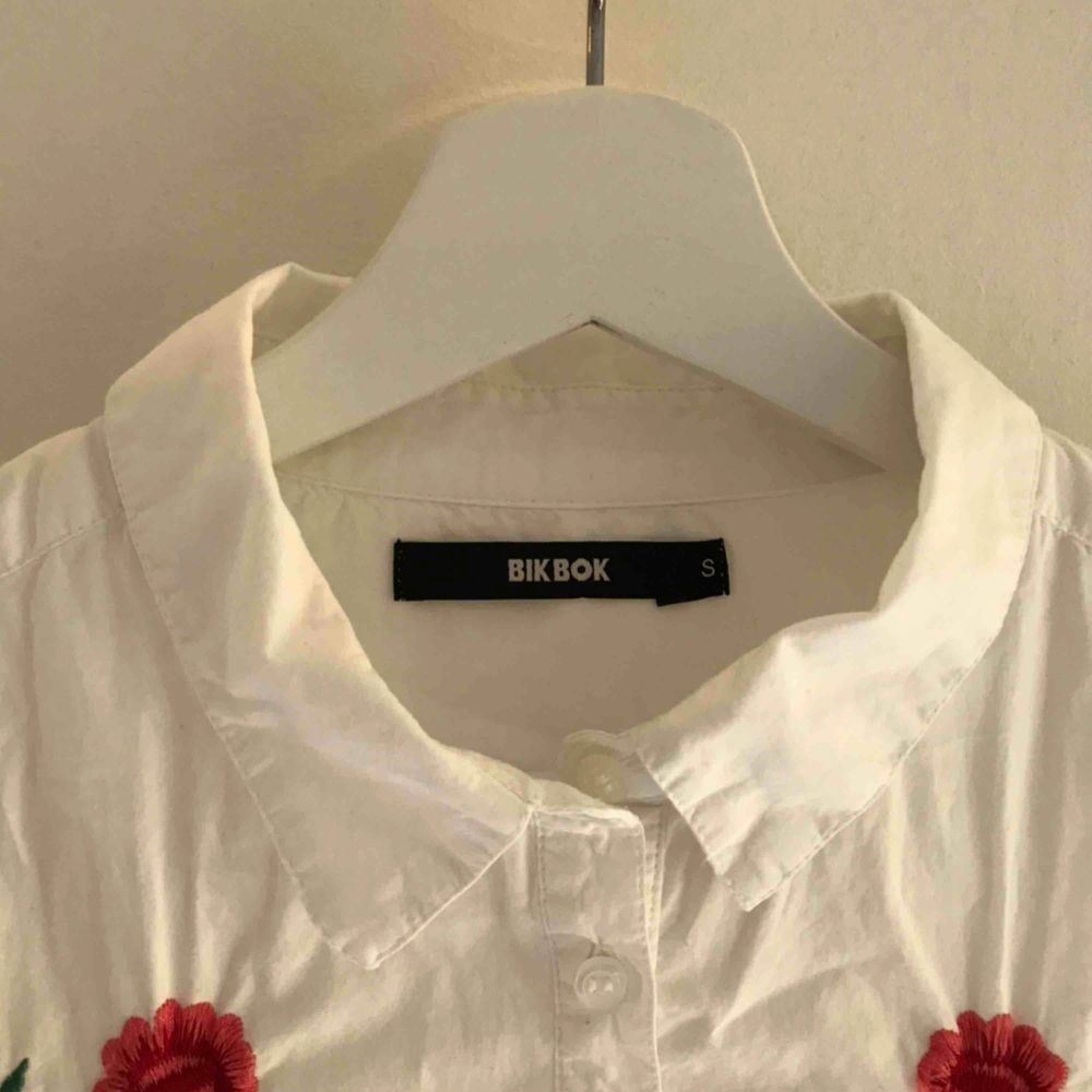 Jättefin skjorta med broderade blommor från Bikbok som aldrig har använts. Frakt tillkommer. . Skjortor.
