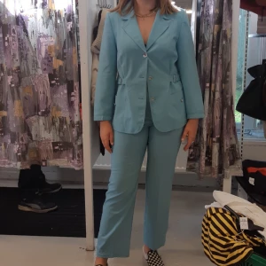  - Kommer tyvär inte till användning så mycket så därför säljer jag nu detta snygga set. Överdelen har snygga silvriga detaljer. Vill ni ha fler bilder så bara fråga!  Kan frakta men köpare står för fraktkostnad. 