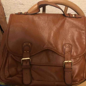  - Portfölj/ datorväsk i brun färg Bra begagnat skick 