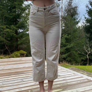  - Byxor från Monki i gott skick! Säljer då dom ej kommer till användning längre. Fler bilder kan fixas och frakt ingår i priset🥰. Kan mötas upp i Göteborg :)