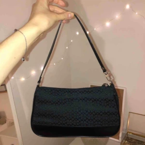  - Svart liten väska från Coach, osäker om äkta då jag köpte den sacond hand. Köparen står för frakten :)