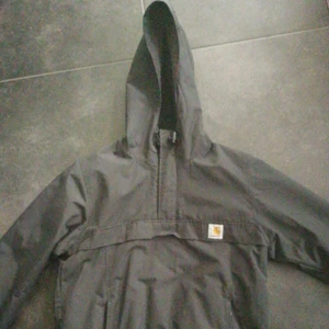  - Cool, svart anorak-jacka från märket Carhartt. Storlek S! Inköpspris: 1600 SEK