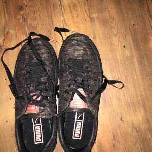  - Supersnygga, sköna sneakers med liten plattå. Alla behöver en svart sko i garderoben!! De är dessutom sköna! Säljer dock pga fel storlek:/