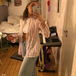  - Fin skjorta från h&m!! Frakt tillkommer💕 Säljer även byxorna på bilden!