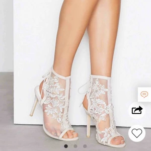  - Säljer dom här SUPERFINA klackarna från Nelly som är perfekta till studenten. Tyvärr var dom för små för mig och det var försent att skicka tillbaka. SLUTSÅLDA på Nellys hemsida. Dom är helt oanvända och lådan kommer med!  Lägg gärna bud 🌸